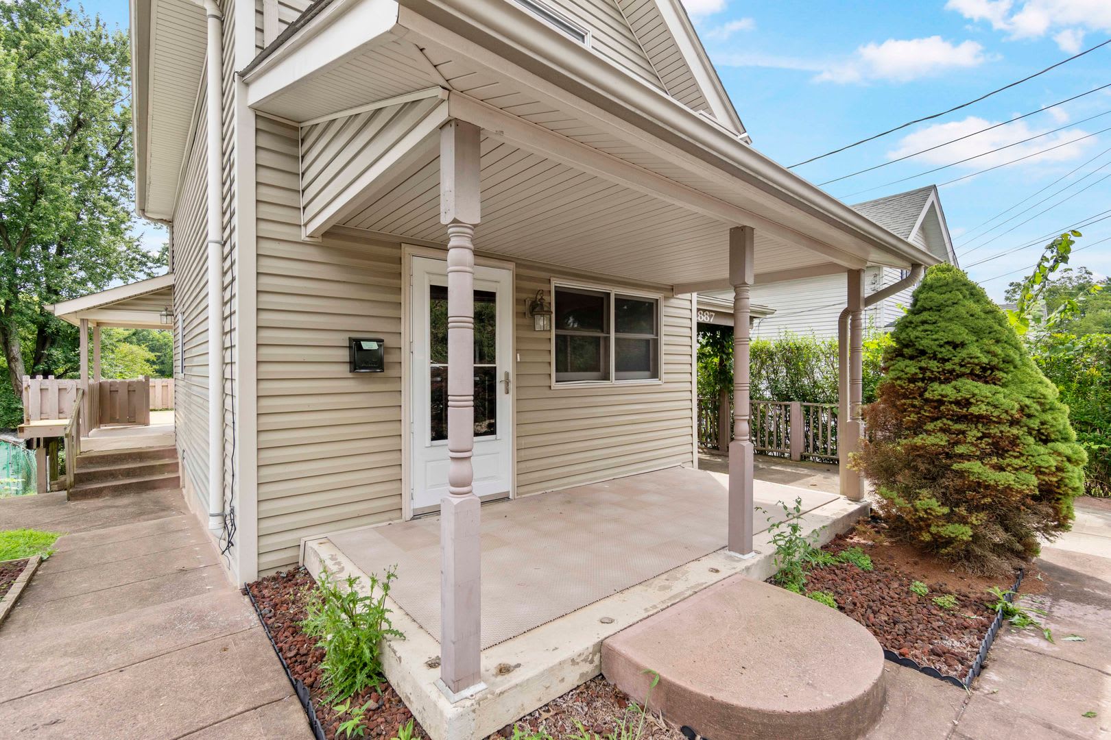 AVAILABLE NOW! Fully RENOVATED 2 bedroom in Bethel Park! – photo 3