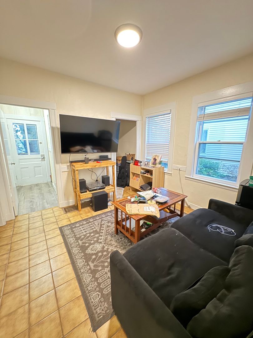 Townhouse Perfect For Socially Inclined Students Get 1 000 Upon Closing Tv S Mini Fridges In Every Bedroom – photo 4