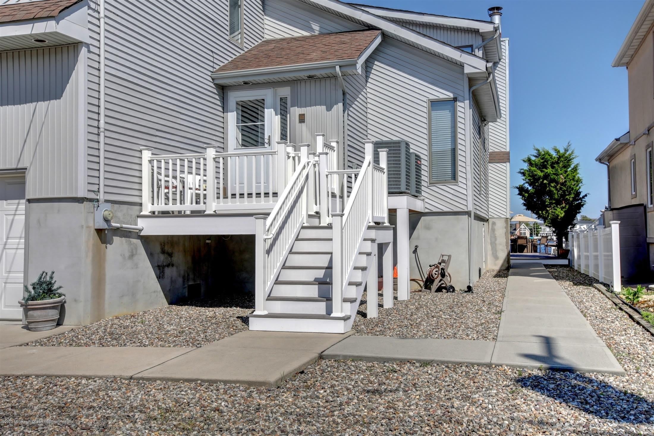 374 Aldo Drive – photo 2