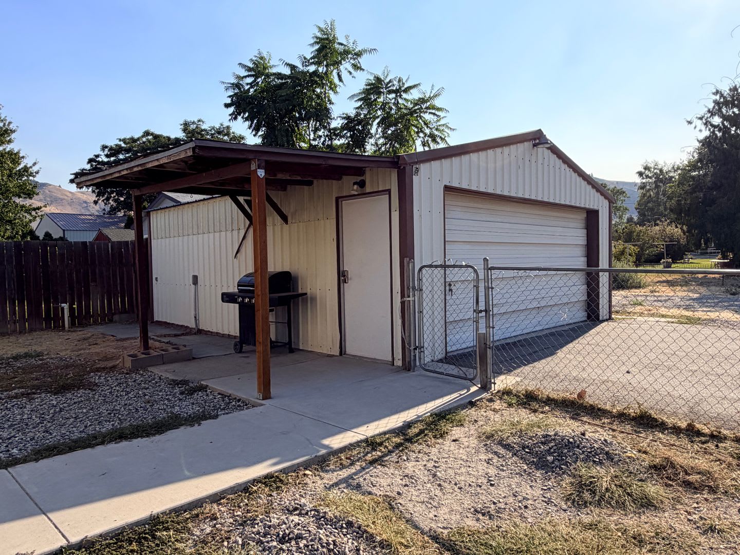 Spacious 2 bed/1 bath home! Fenced yard, a/c, d/w, w/d, large garage and MORE!! – photo 3