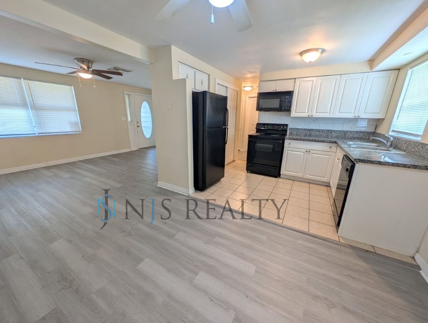 Just Reduced Newly Renovated 3 1 1 New Flooring New Paint Updated Kitchen Bath Fenced Yard A Must See – photo 4