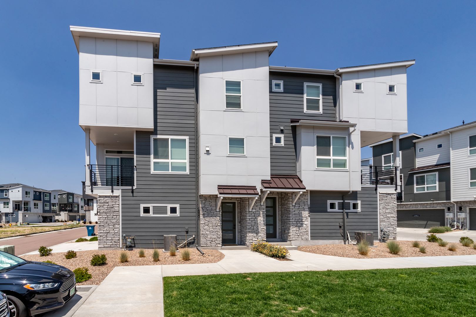 Modern Living in the Heart of a Thriving Community! – photo 2