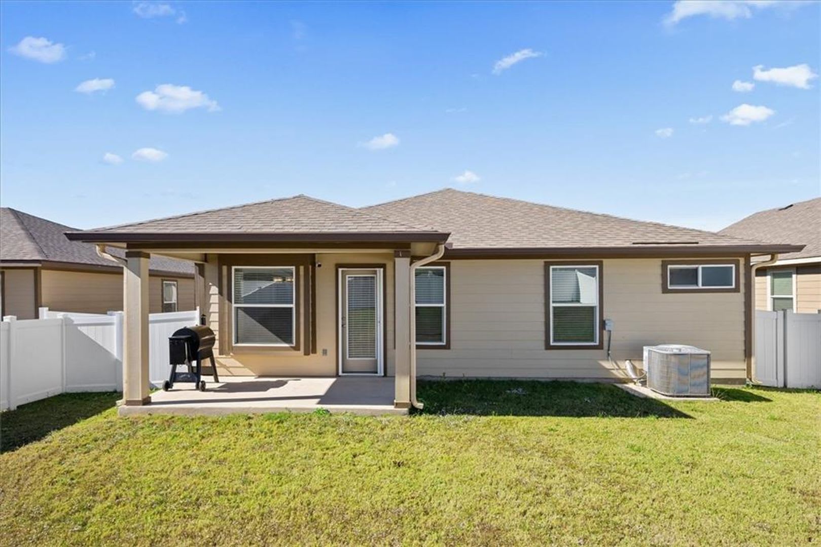 3 Bedroom, 2 Bath, Single Story Home in Highland Park – photo 3