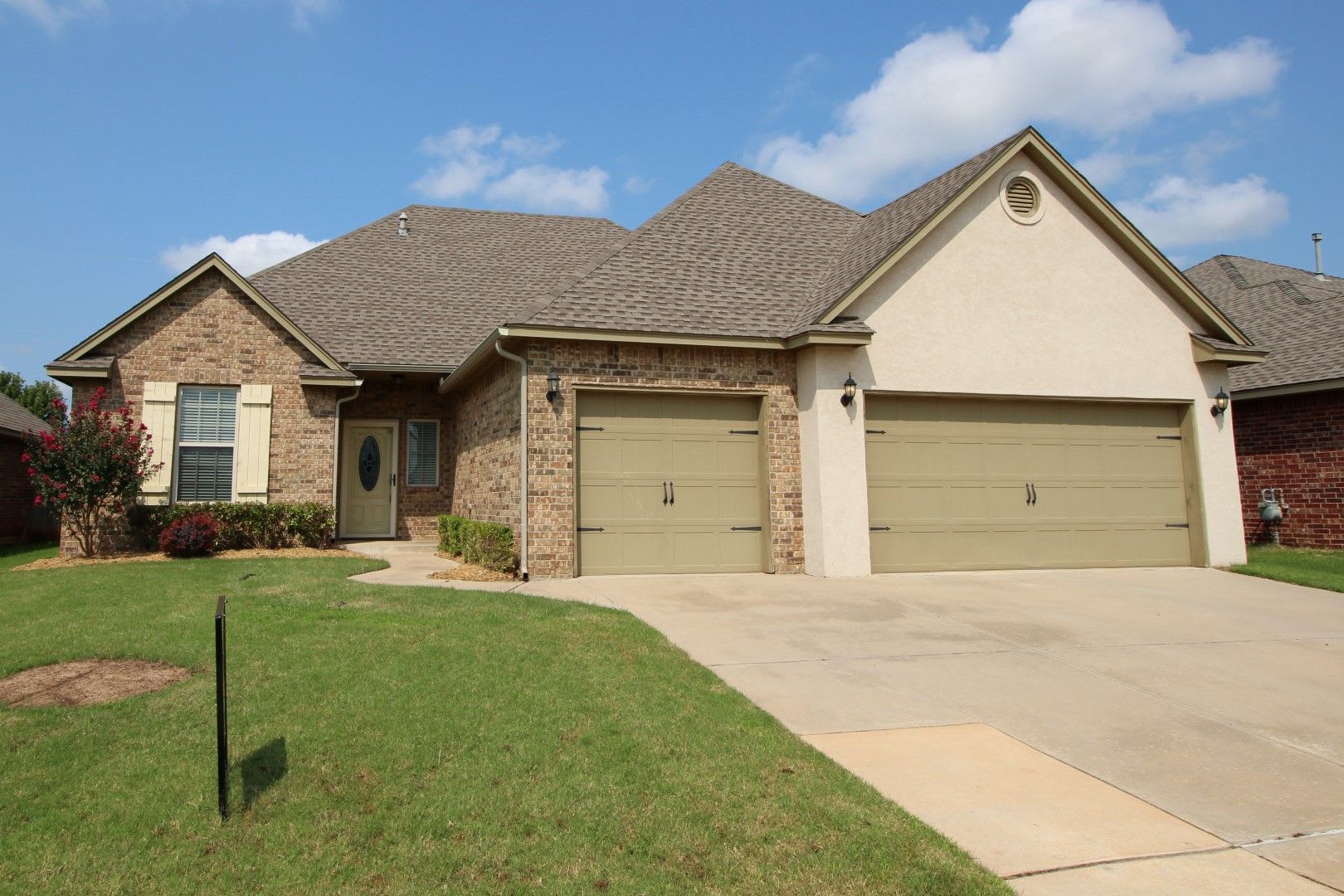 Wonderful 3 bed + bonus, 2.5 bath, & 3 car in Edmond – photo 1
