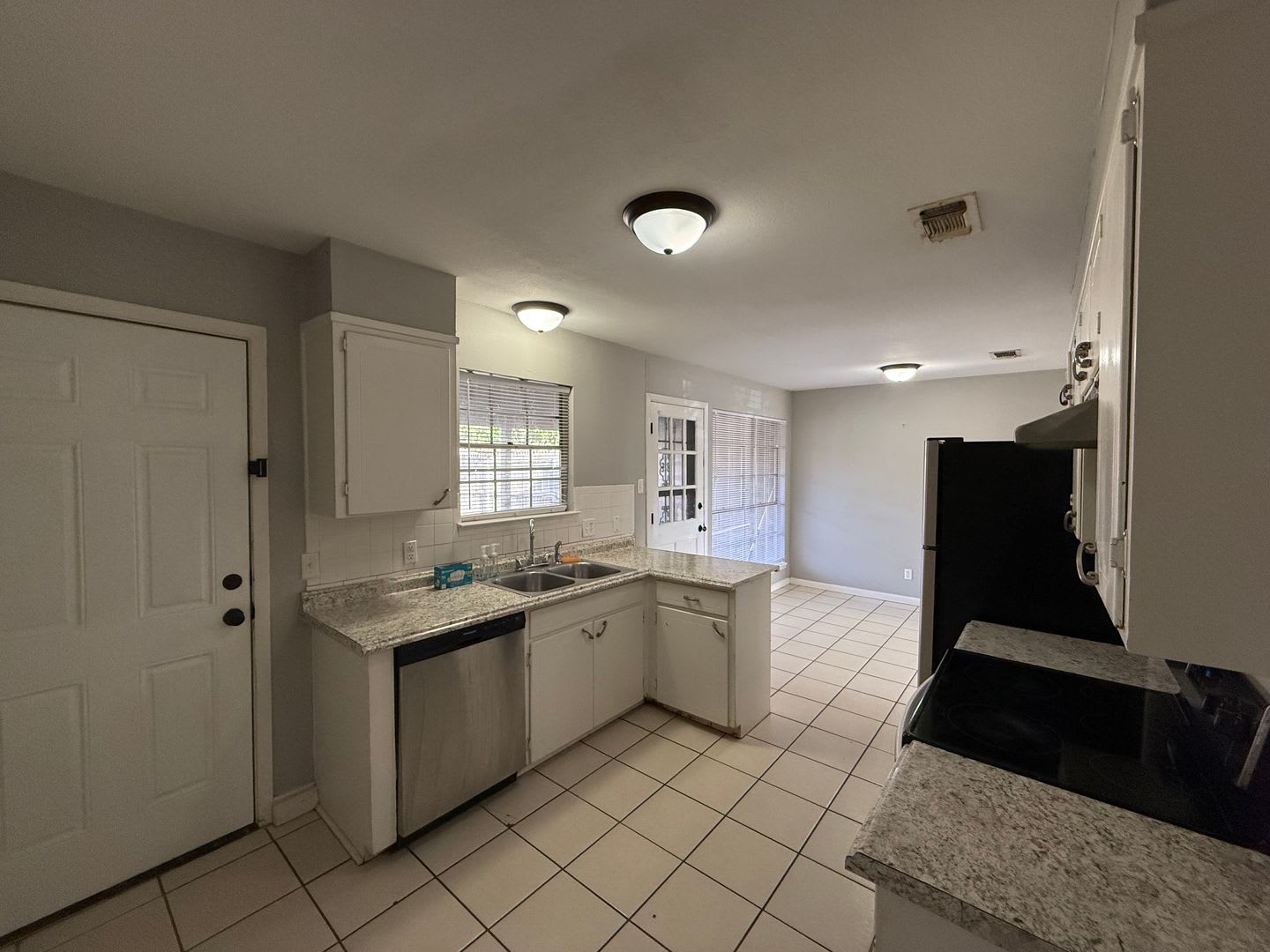 Completely Remodeled 3 bedroom 2 bath, 2 Car Garage AVAILABLE NOW! – photo 4