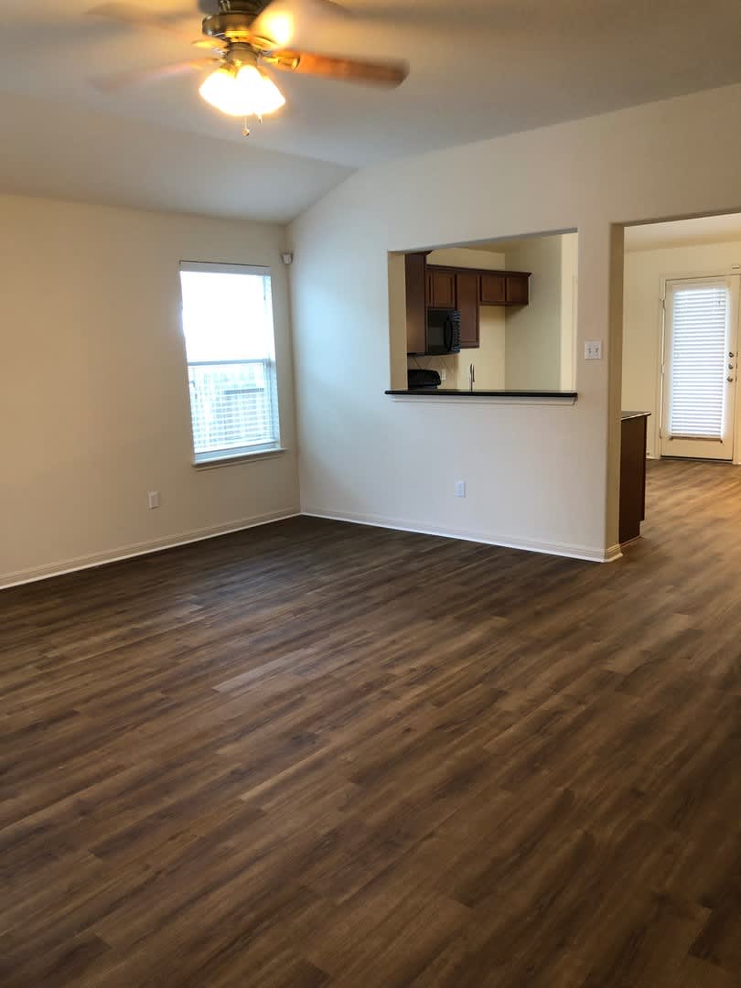 4 Bedroom Charm In Manor – photo 4
