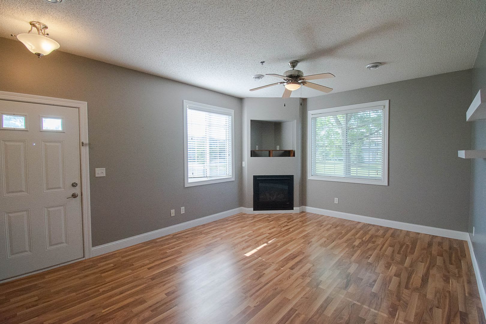 Beautiful Boulder Ridge end unit townhome w/upgrades throughout! – photo 3