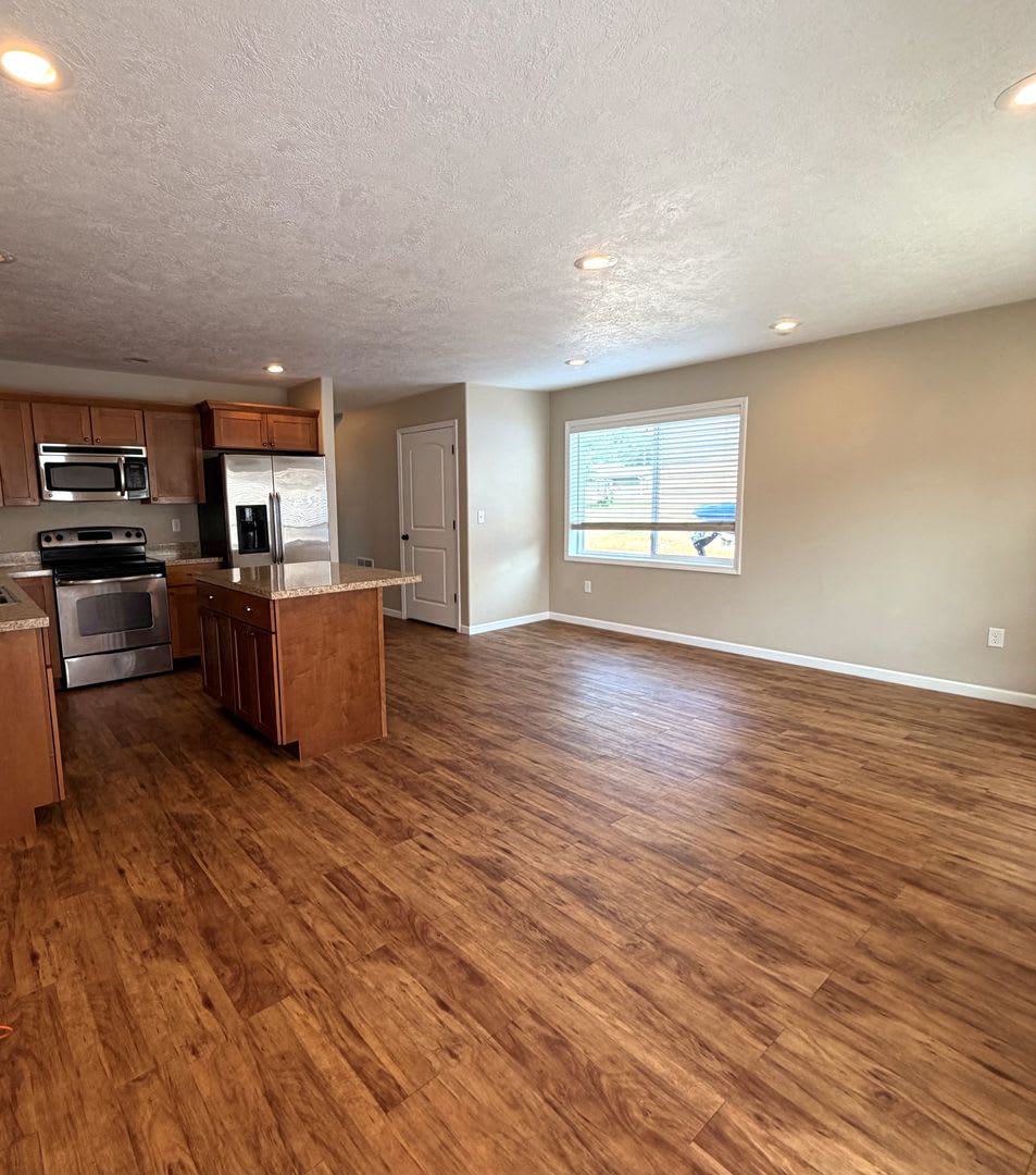 Spacious 3 Bedroom 3 Full Bathroom Townhouse – photo 3