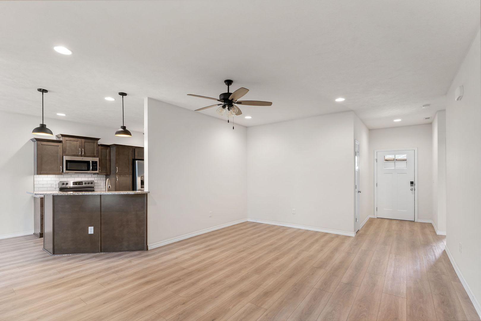NEW LUXURY 3 BED 2 BATH 2 CAR GARAGE DUPLEX – photo 3