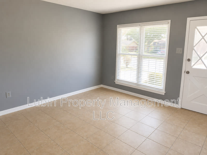 590 Blackhawk Rd – photo 2