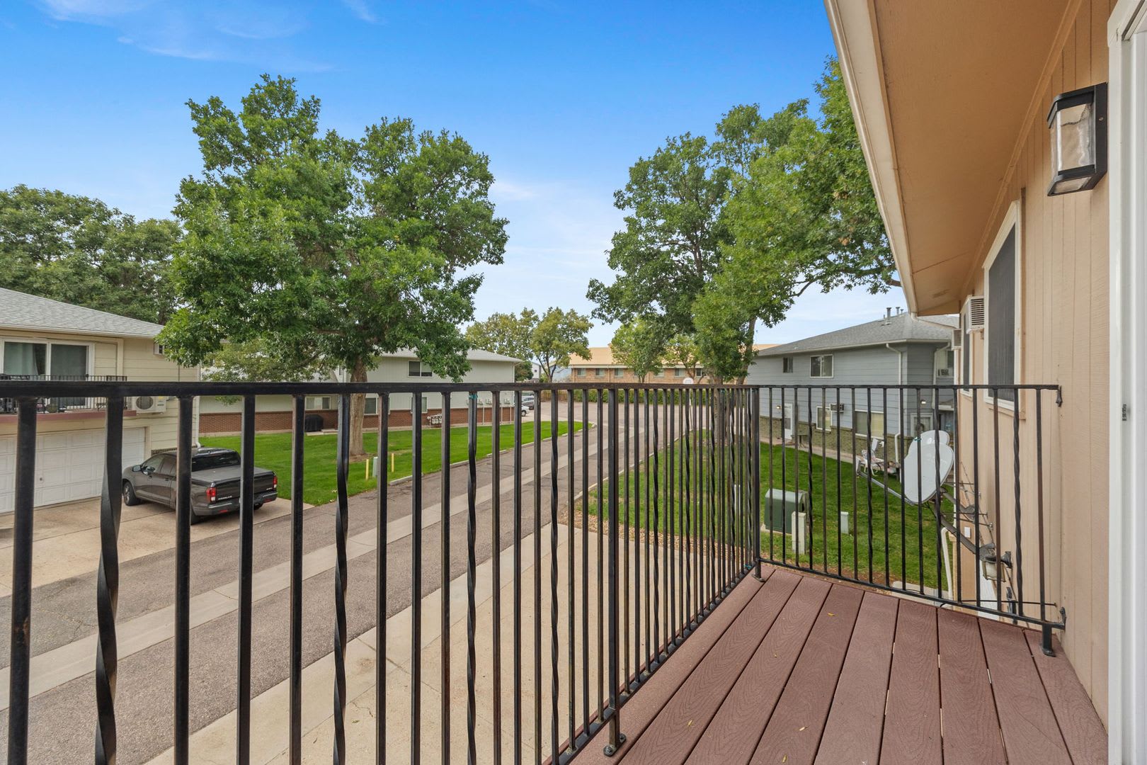 Charming 2BR Townhome w/ Attached Garage in Prime Lakewood Location! – photo 2