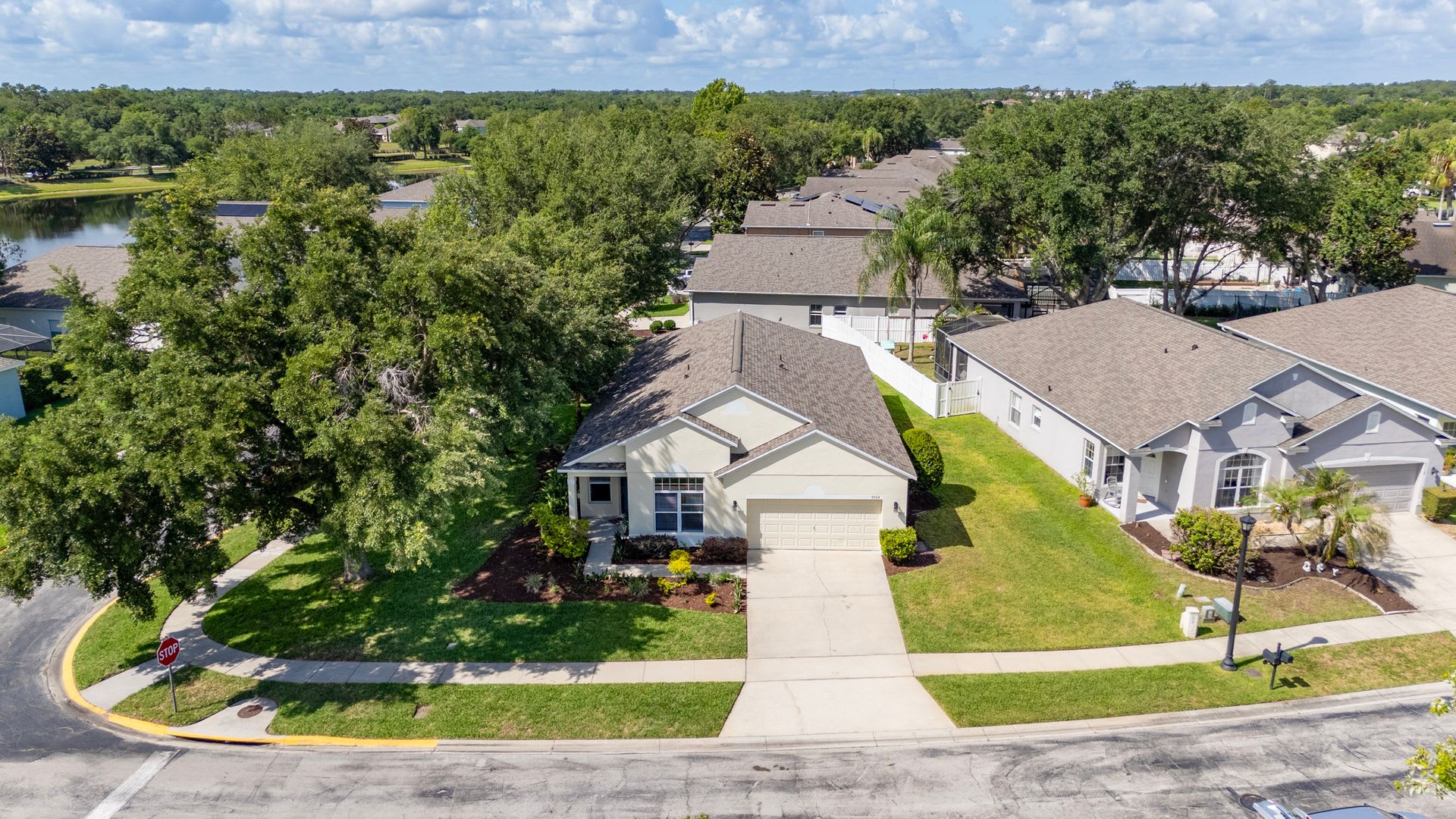Beautiful 4 Bedroom on Large Corner Lot – photo 1