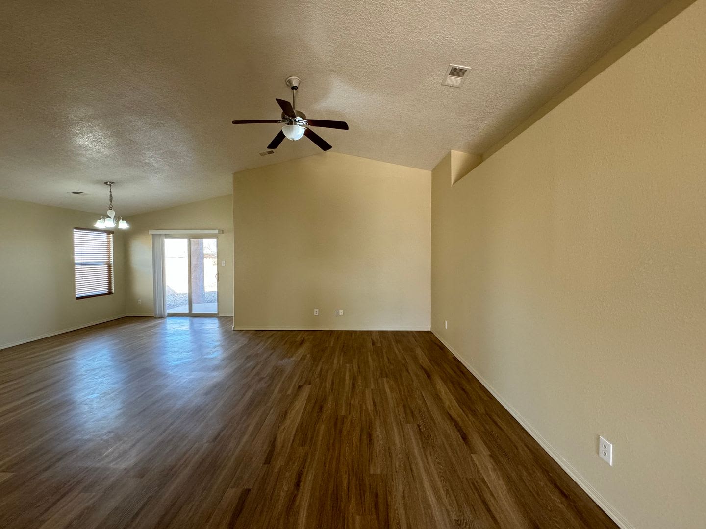 3 bed 2 bath home in Huning Ranch! – photo 5