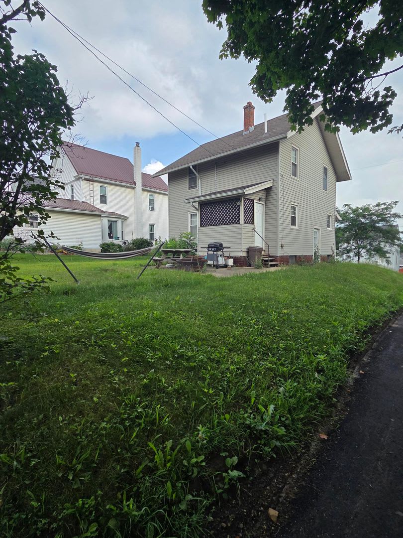 3 Bedroom 1-bathroom single family 2 story house – photo 2