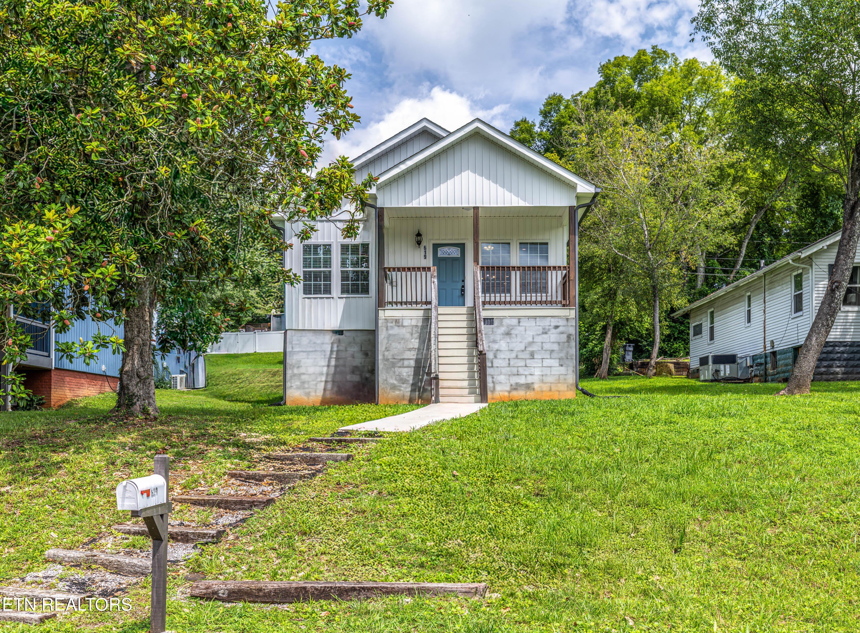 619 Midlake Drive – photo 2