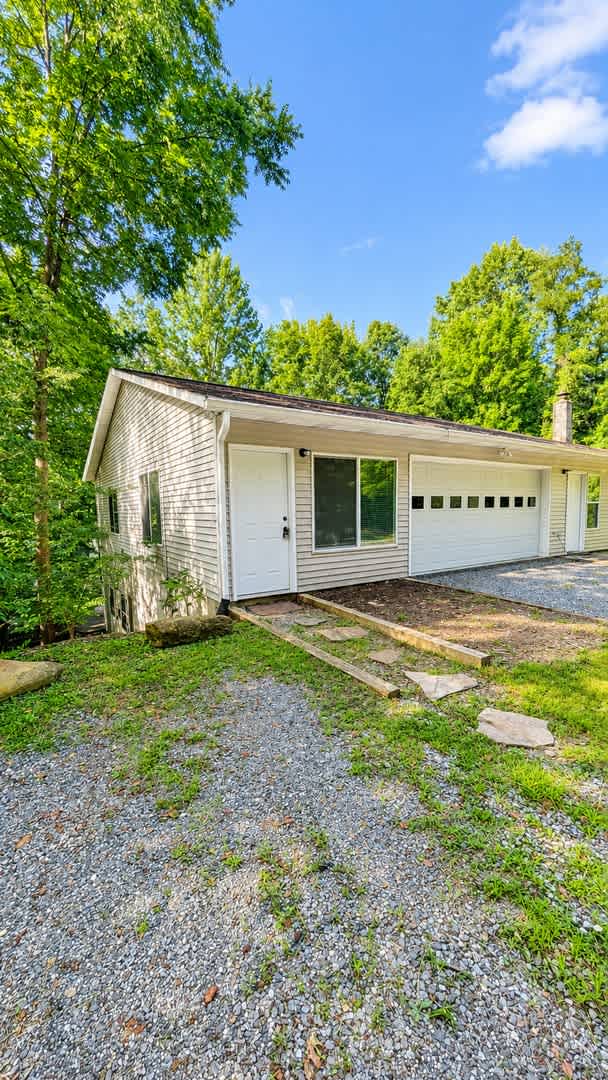 Black Mountain Garage Apartment- One occupant only! 6 Month Lease! – photo 1