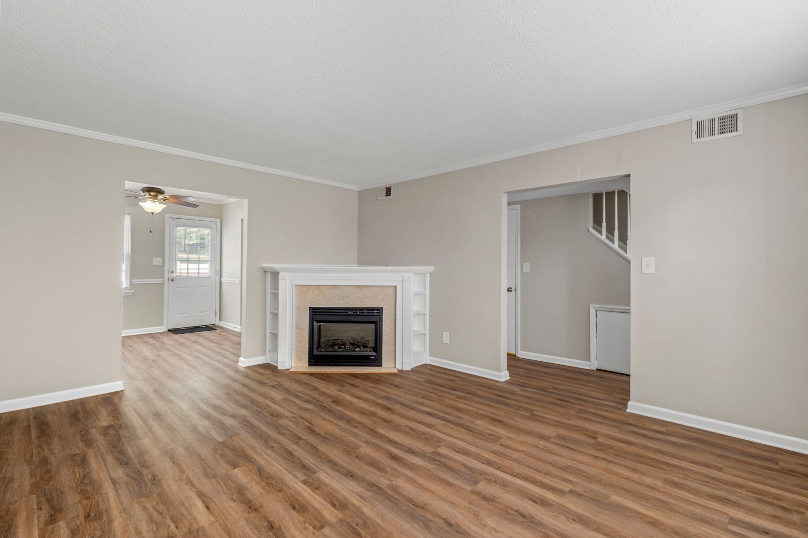 NW Townhome, Wood Like Flooring, FP, Fenced Patio, Community Pool! – photo 4