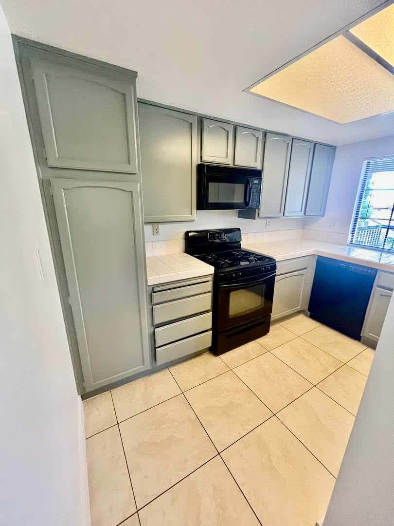 Beautiful double Master bedroom townhome with 2 car garage, in unit laundry, and a pool – photo 2