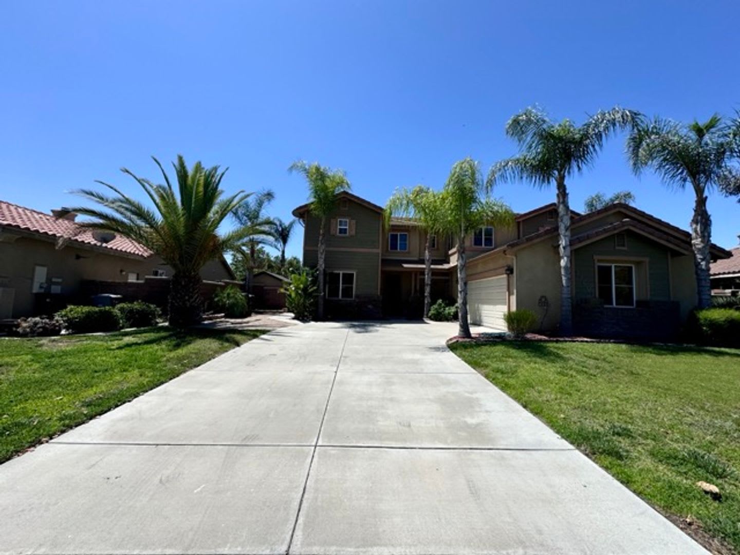 Large 5 Bedroom Home with Included SOLAR, Den &amp; Loft – photo 2