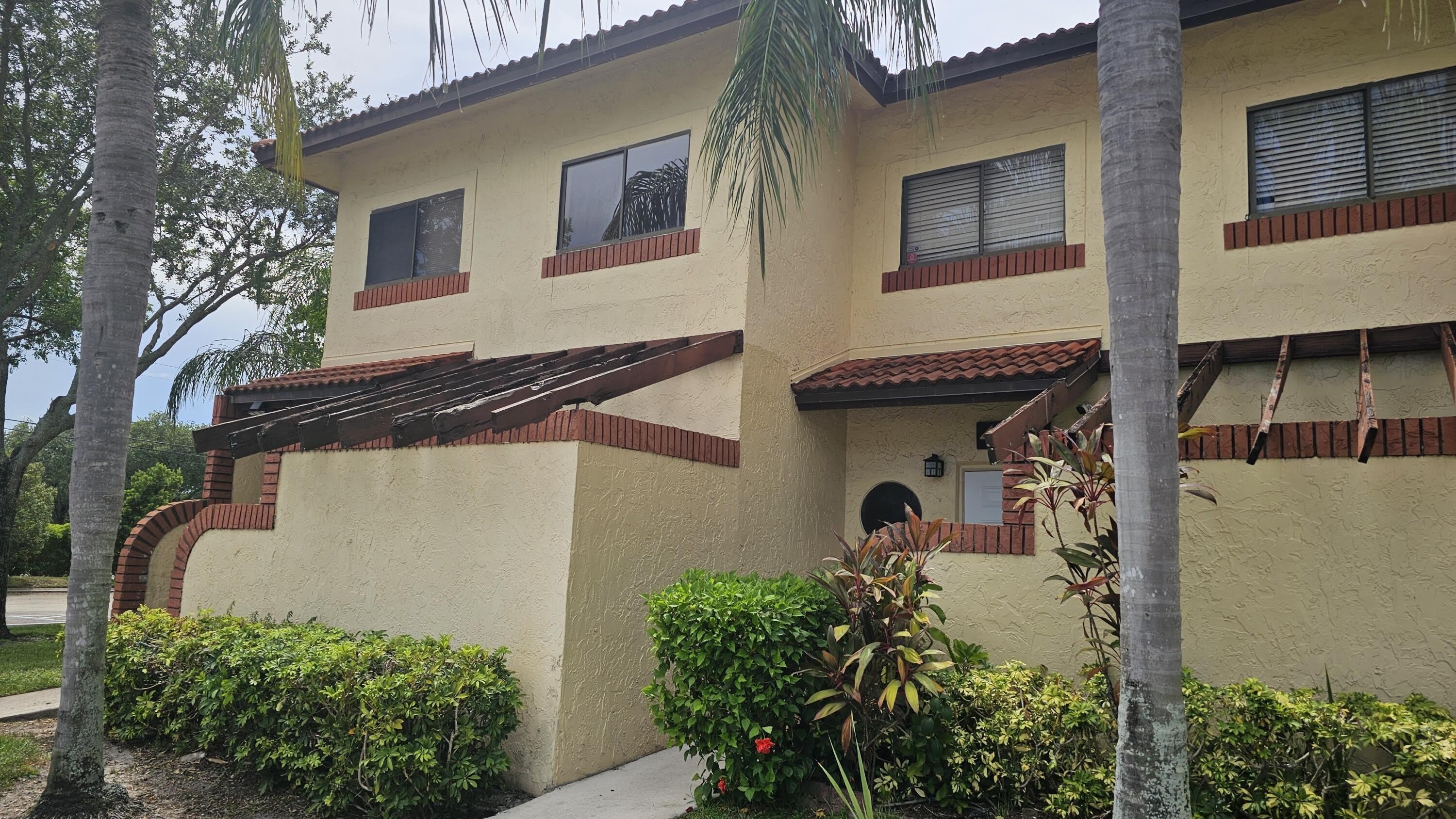 4621 Nw 88Th Avenue – photo 1