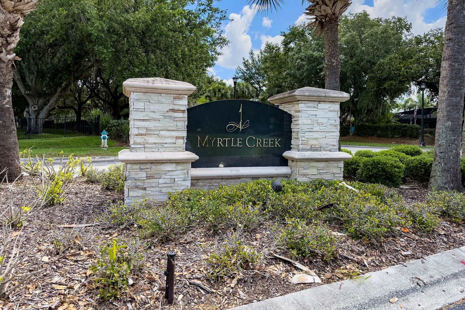 Beautiful 4 Bedroom on Large Corner Lot – photo 3