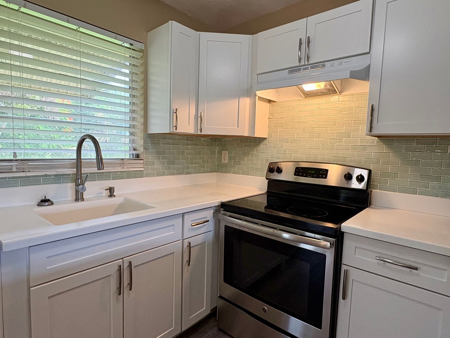 2 1 1 In Stuart Beautiful Kitchen Fenced Yard – photo 3