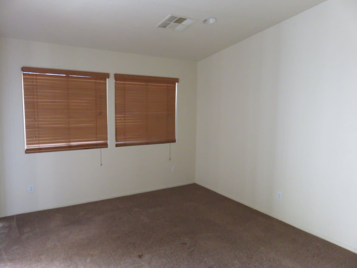 Huge family room with kitchen nicely tucked in the middle. – photo 2