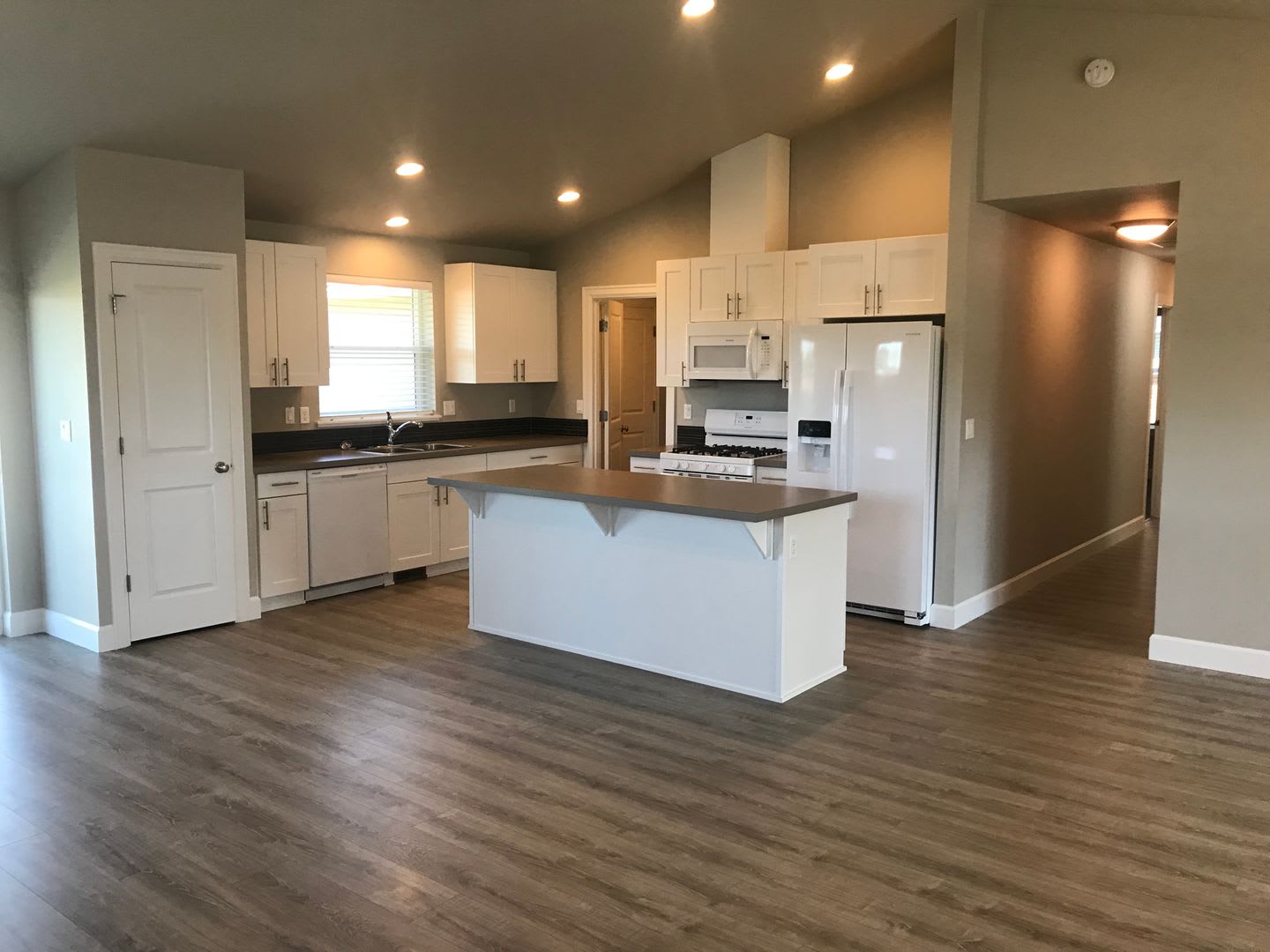 Newer Construction Single Level Home In Redmond – photo 3