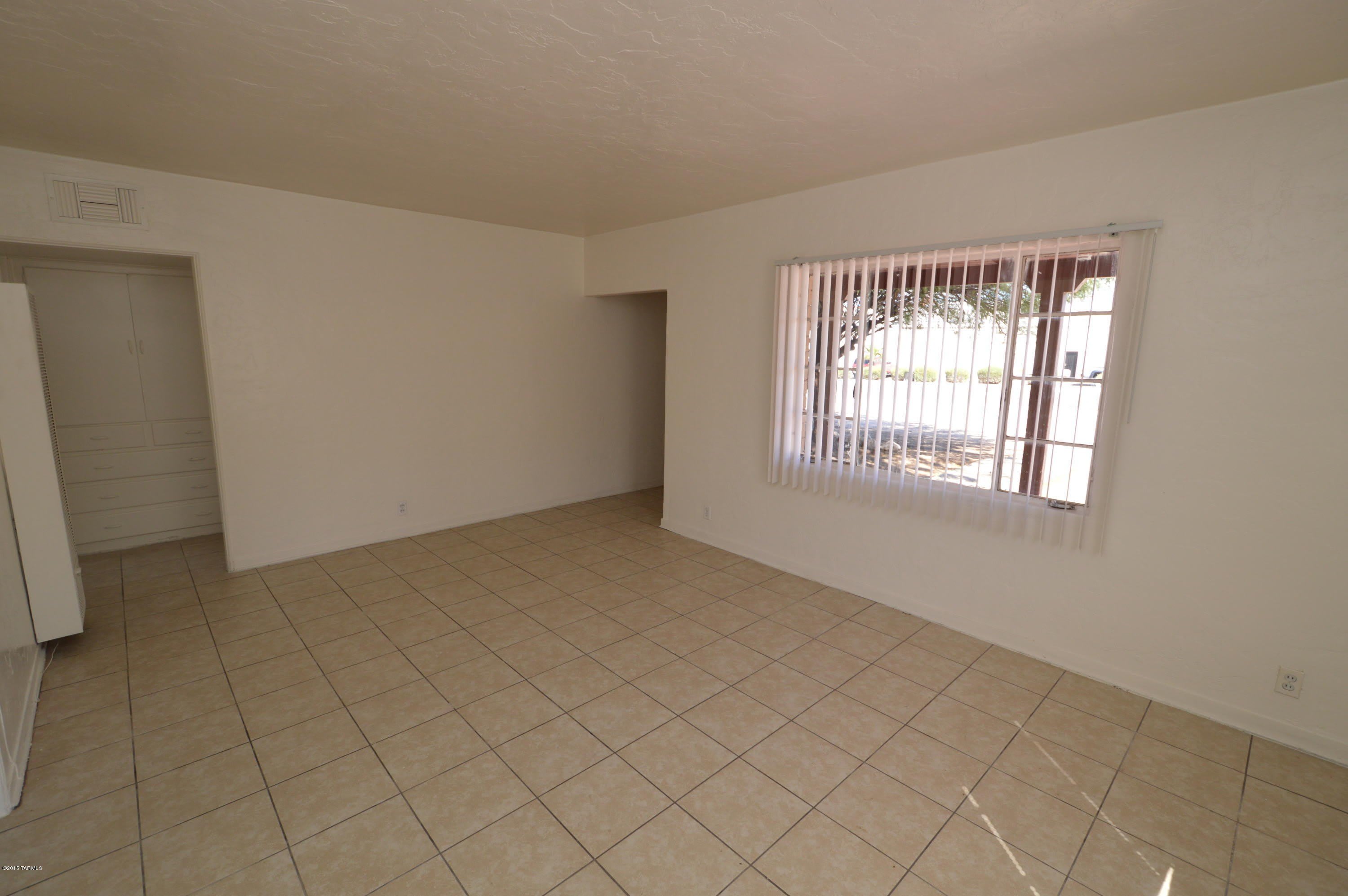 2425 N Los Altos Avenue – photo 4