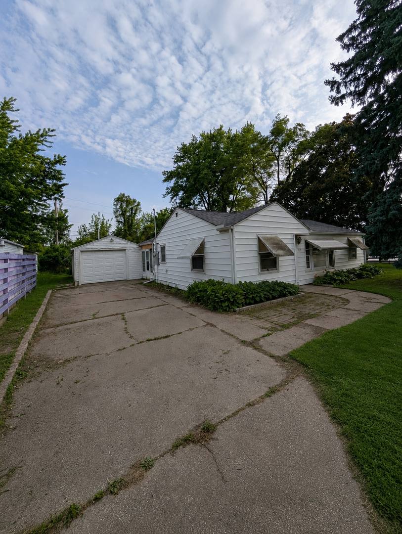 Spacious Ranch Style Home With Attached Garage in Silvis! – photo 3