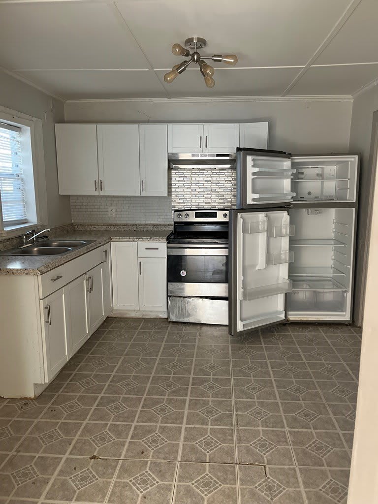 1295 Bryan St – photo 5