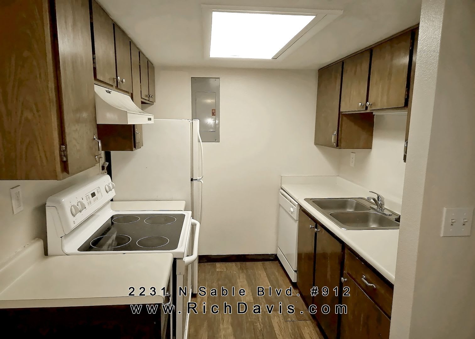Large 1 bed with washer and dryer hookup – photo 1