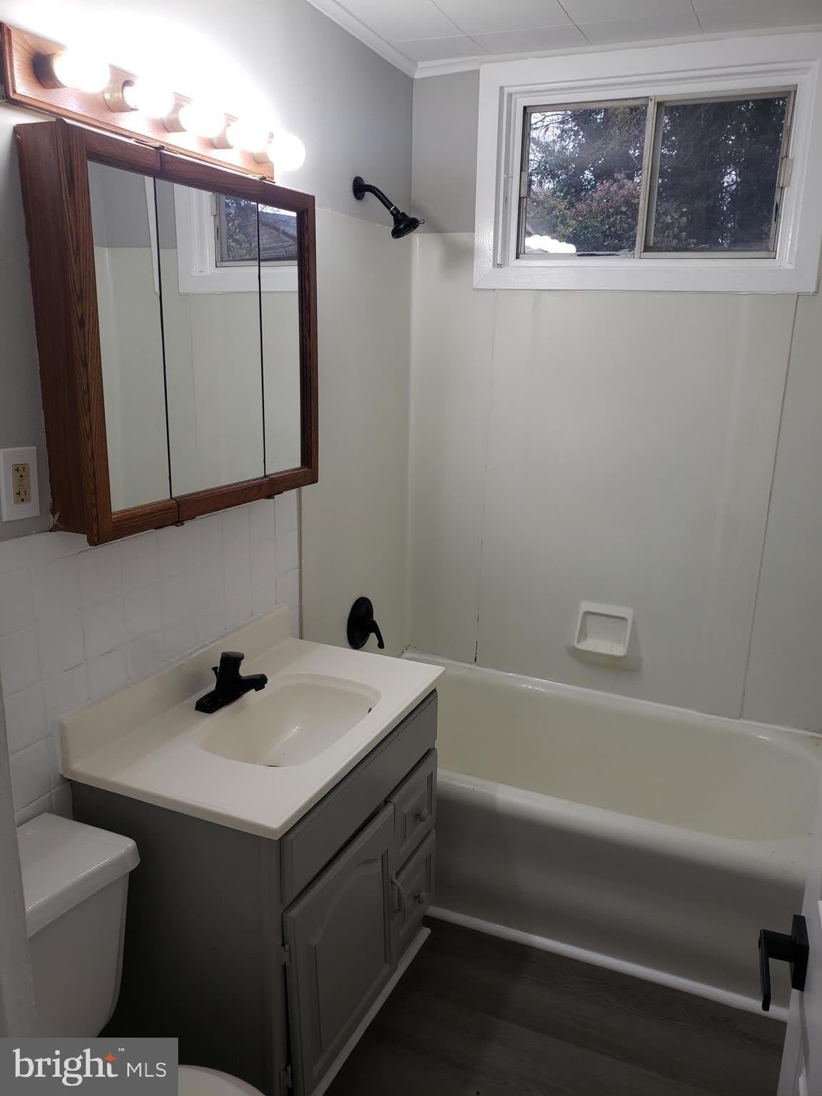 253 E Broadway – photo 5