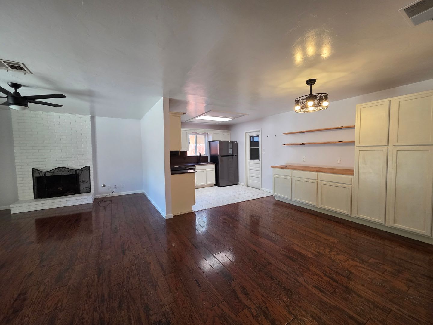 3 Bedroom 2 Bathroom Centrally Located Near Shopping and Restaurants! – photo 5