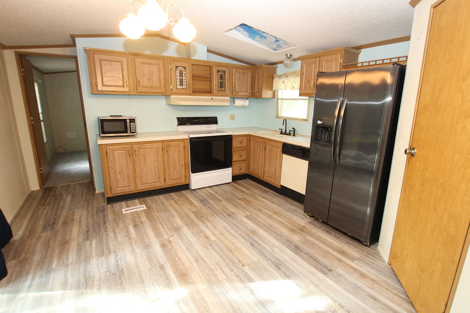 Move In Ready Year Round Home In A Quiet Location – photo 3