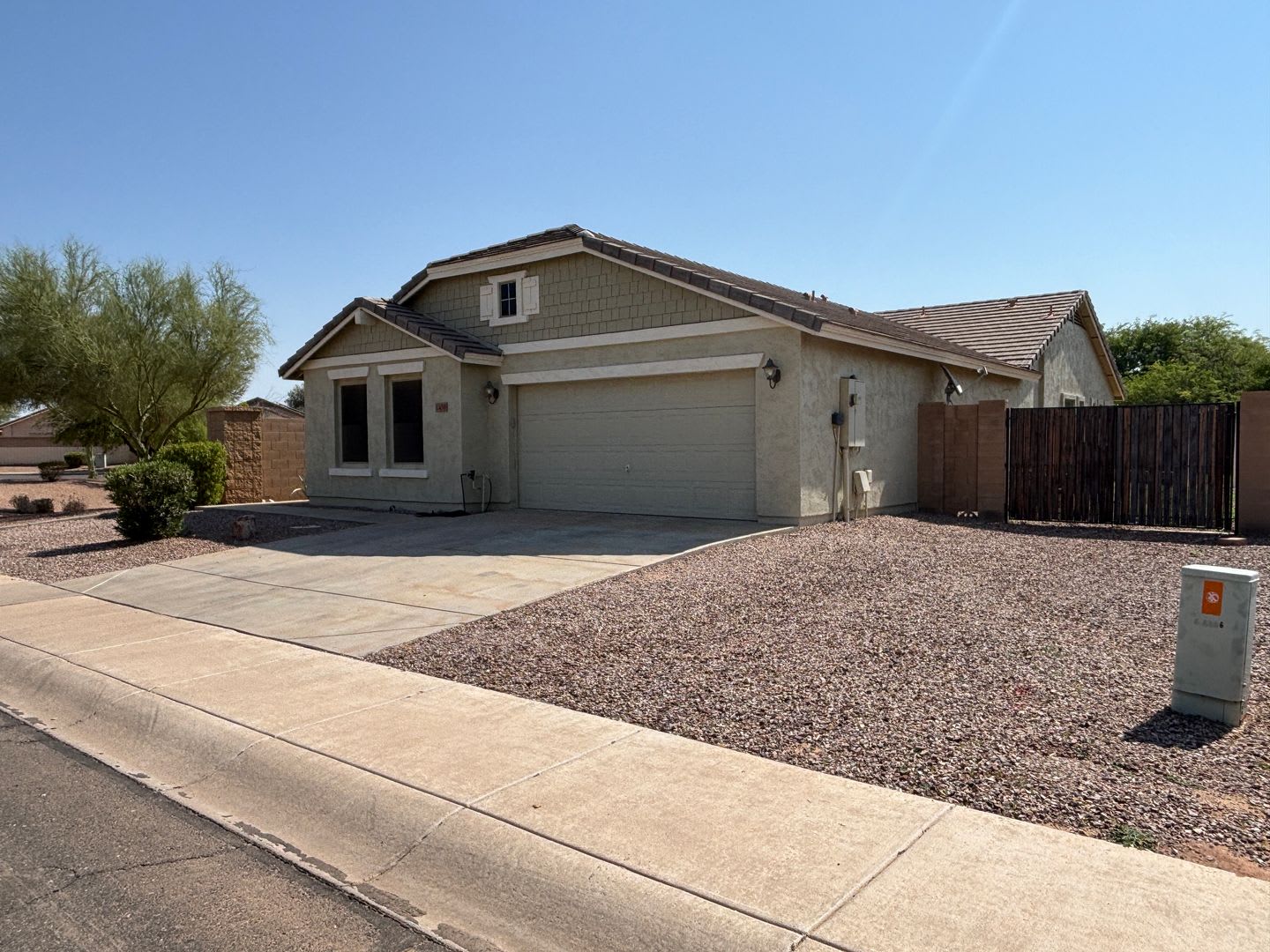 3 Car tandem Garage, RV Gate, Single level home – photo 1