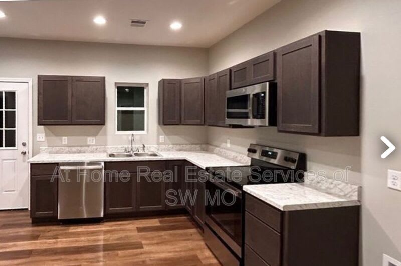 112 W Bluegrass – photo 2