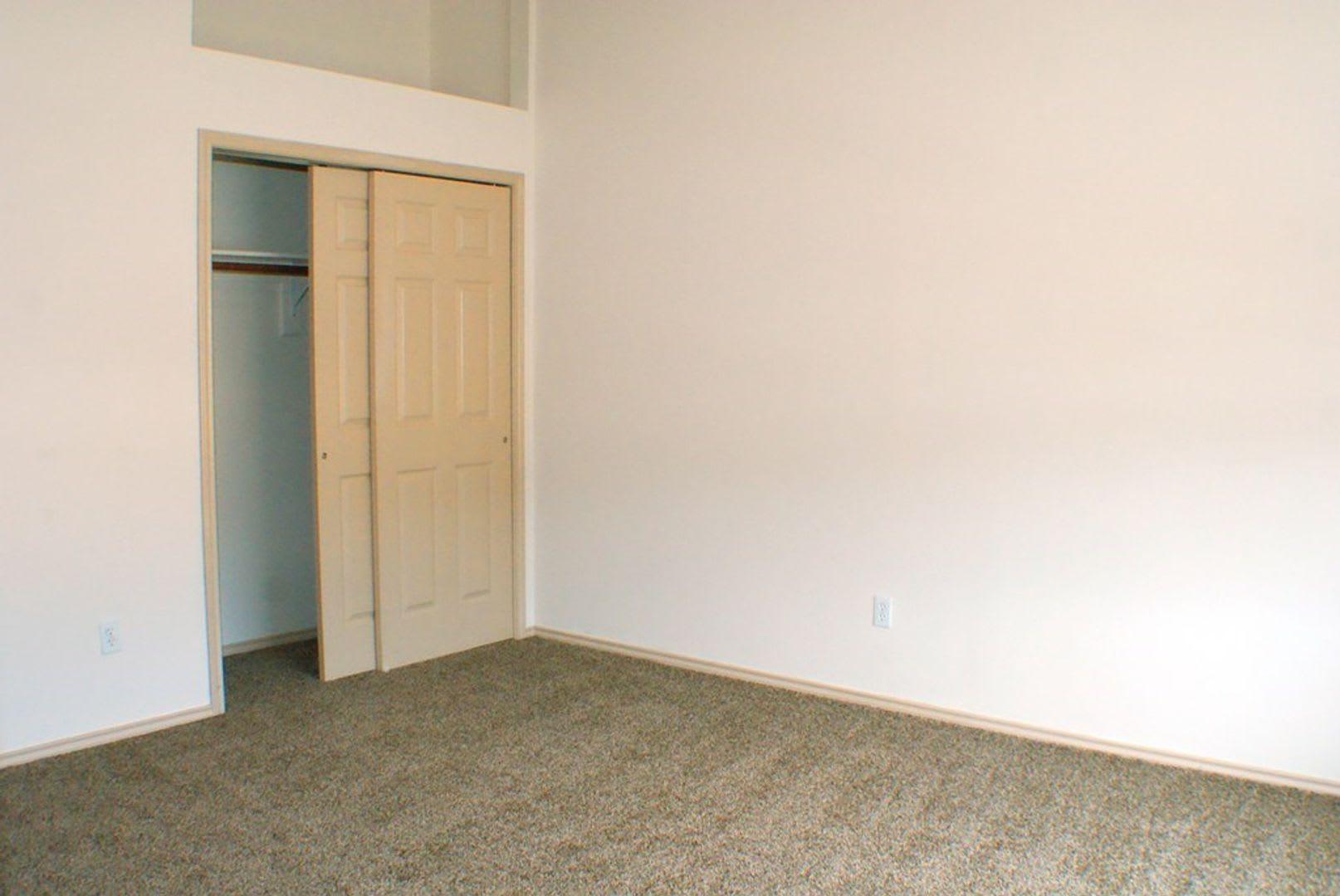 FOR LEASE!! Great location! – photo 4
