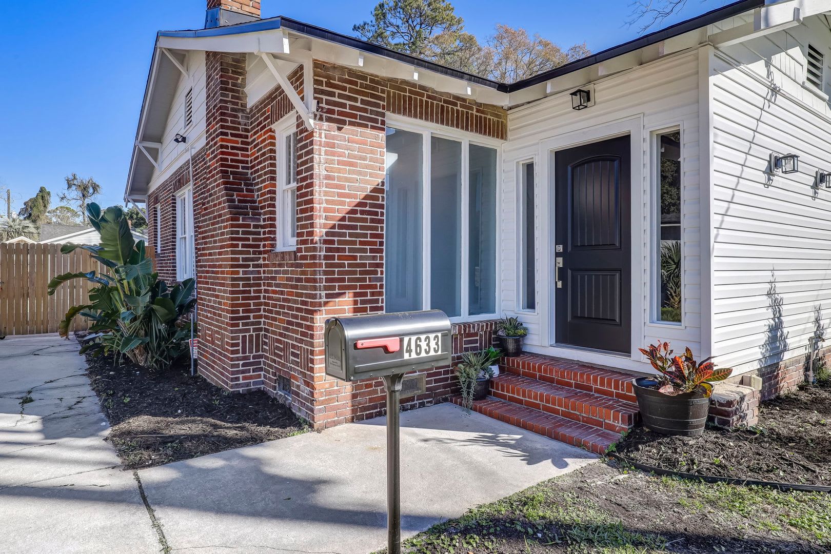Charming Fully Renovated 3 Bedroom 1 Bathroom Murray Hill Bungalow Offering 1 134 Square Feet Of Living Space – photo 3