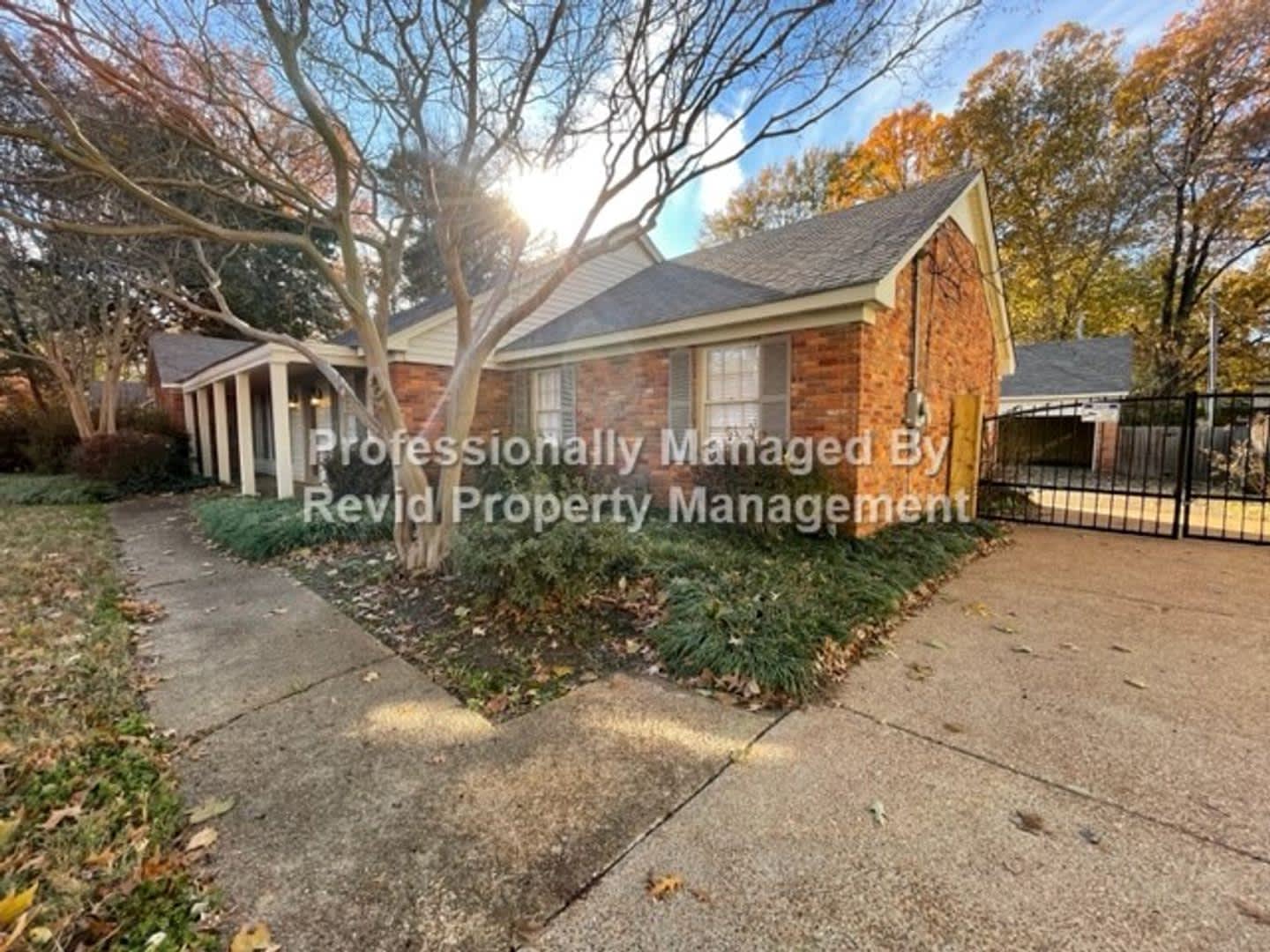 Elegant 4 Bedroom Home In The Heart Of East Memphis – photo 2