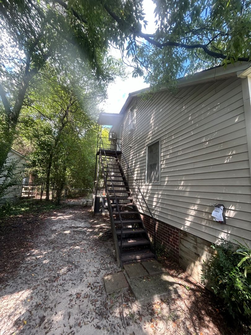 2-Bedroom Upstairs Apartment in Columbia’s Rosewood Area — $1,250/Month – photo 2