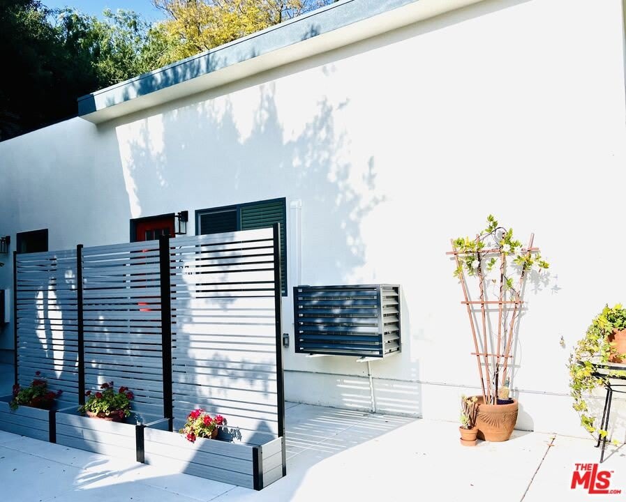 2628 N Beachwood Dr – photo 5