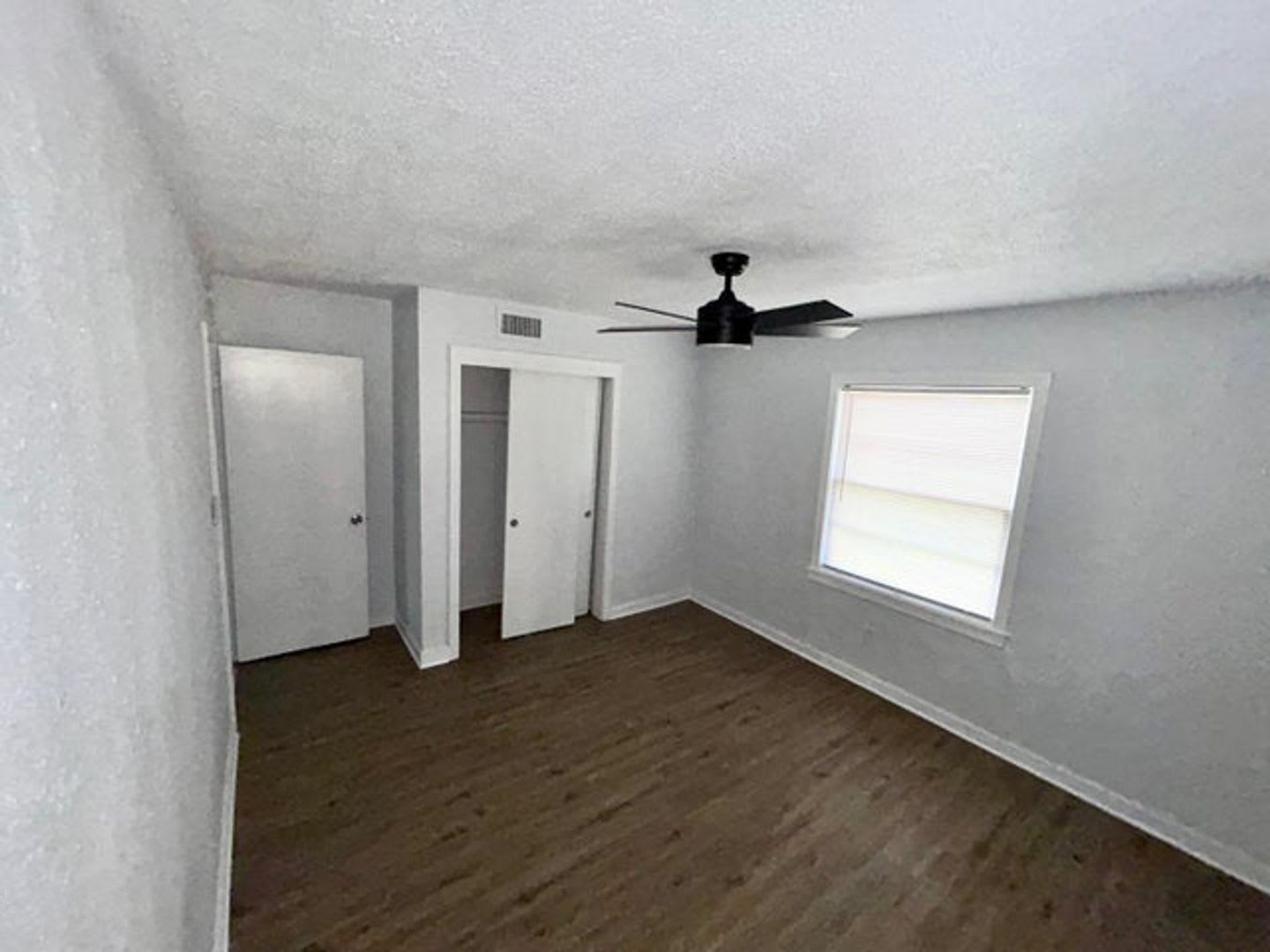 Quaint 4 bed 2 bath home – photo 4