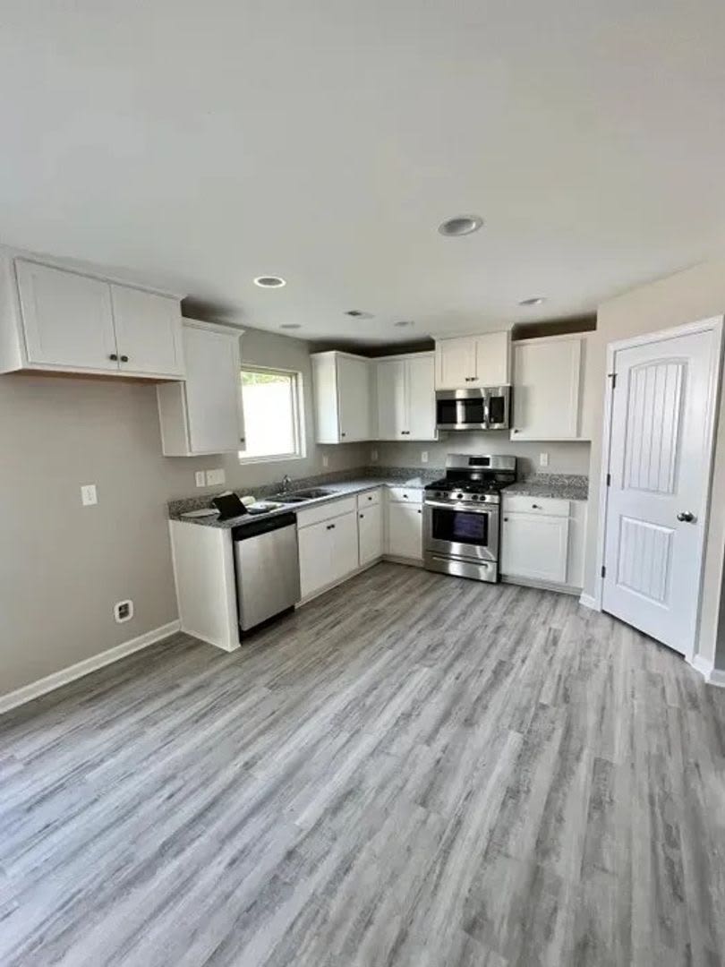 Room in 4 Bedroom Home at Slippery Elm Dr – photo 3