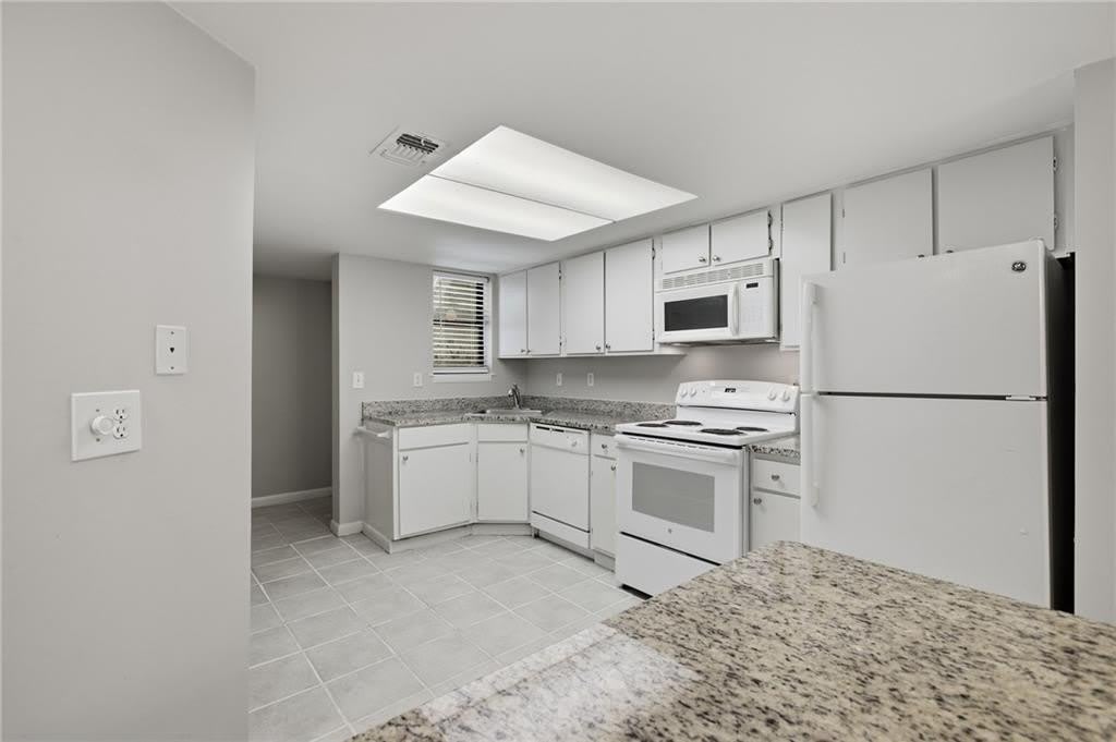 2183 Surrey Court SE – photo 4