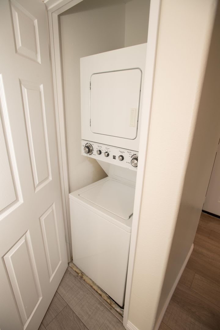 2 Bedrooms 2 Bathrooms Shoppers Paradise – photo 5