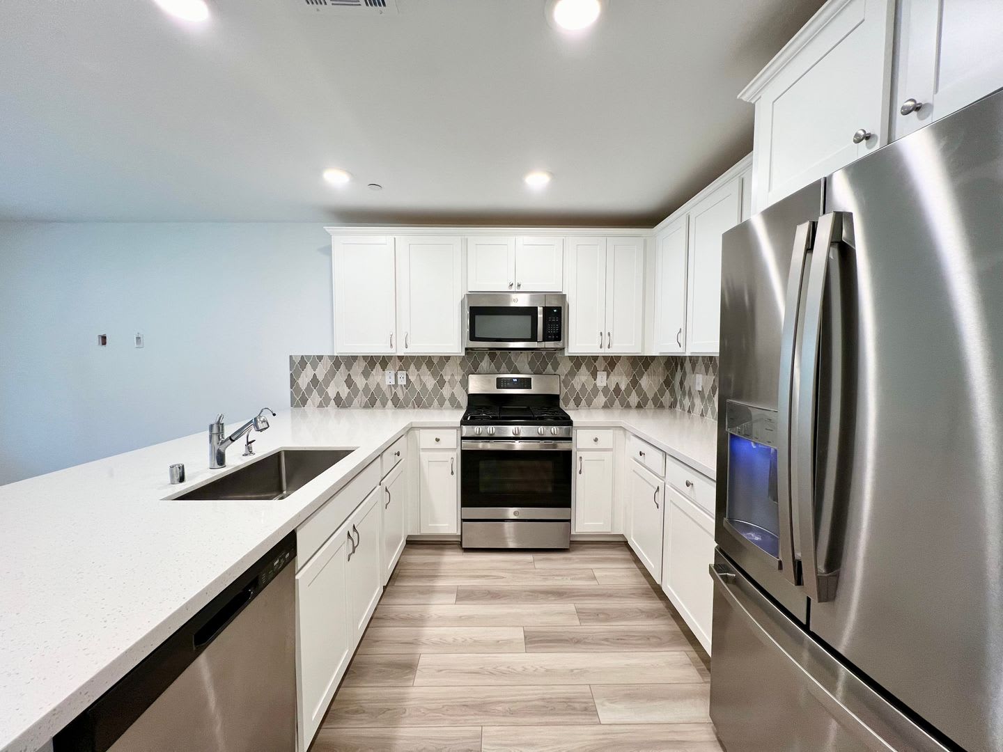 NEWER BUILD 3BD/2.5BA TOWNHOUSE IN NORTHWEST – photo 4