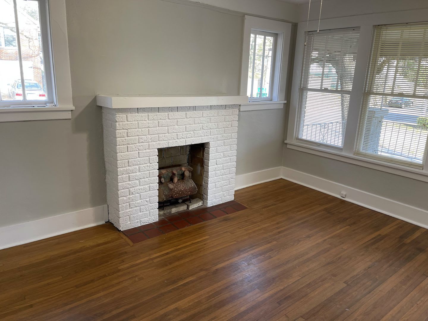 Adorable Hillcrest Bungalow with 3 bedrooms and 2 bathrooms. – photo 3