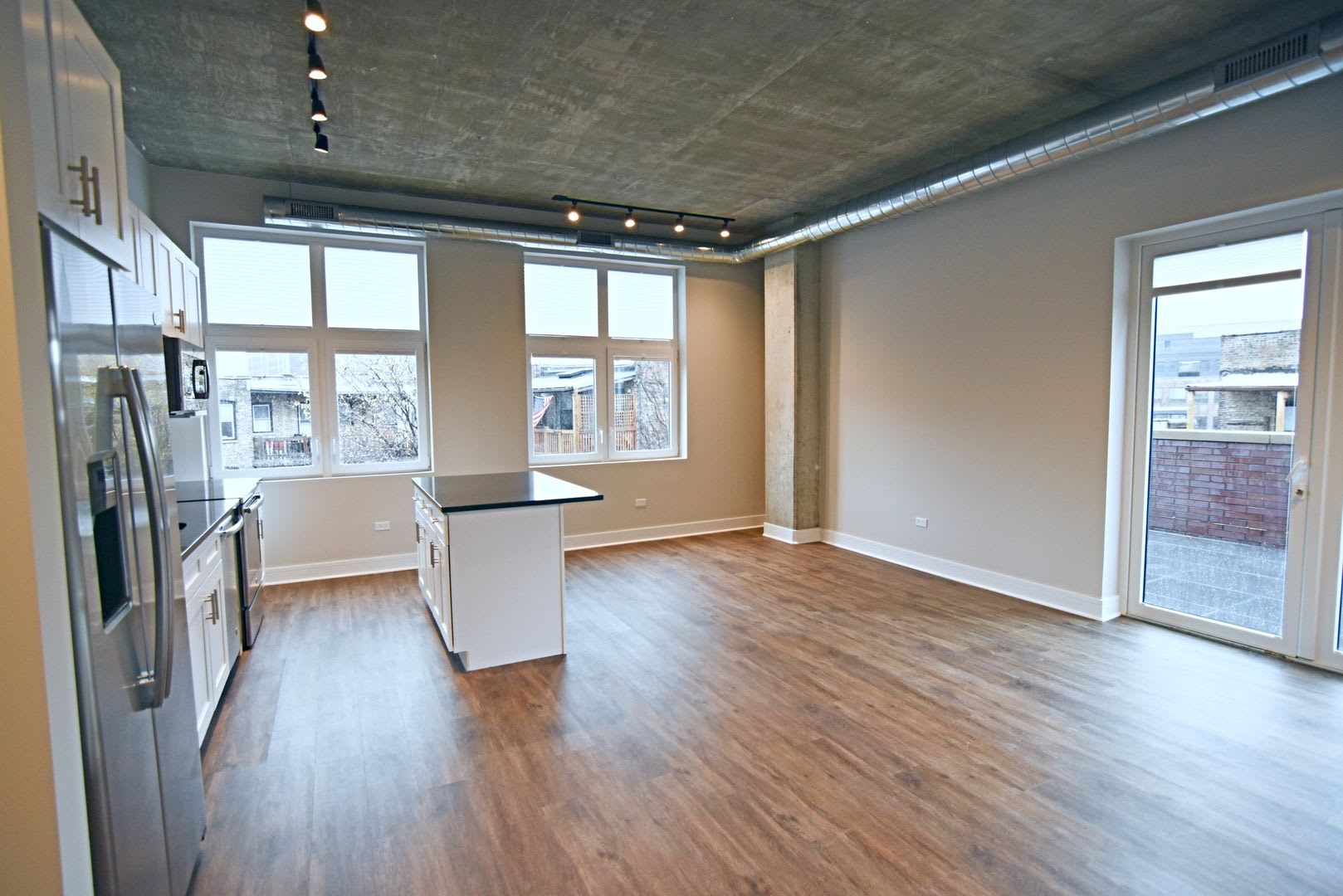 3833 N Broadway – photo 2