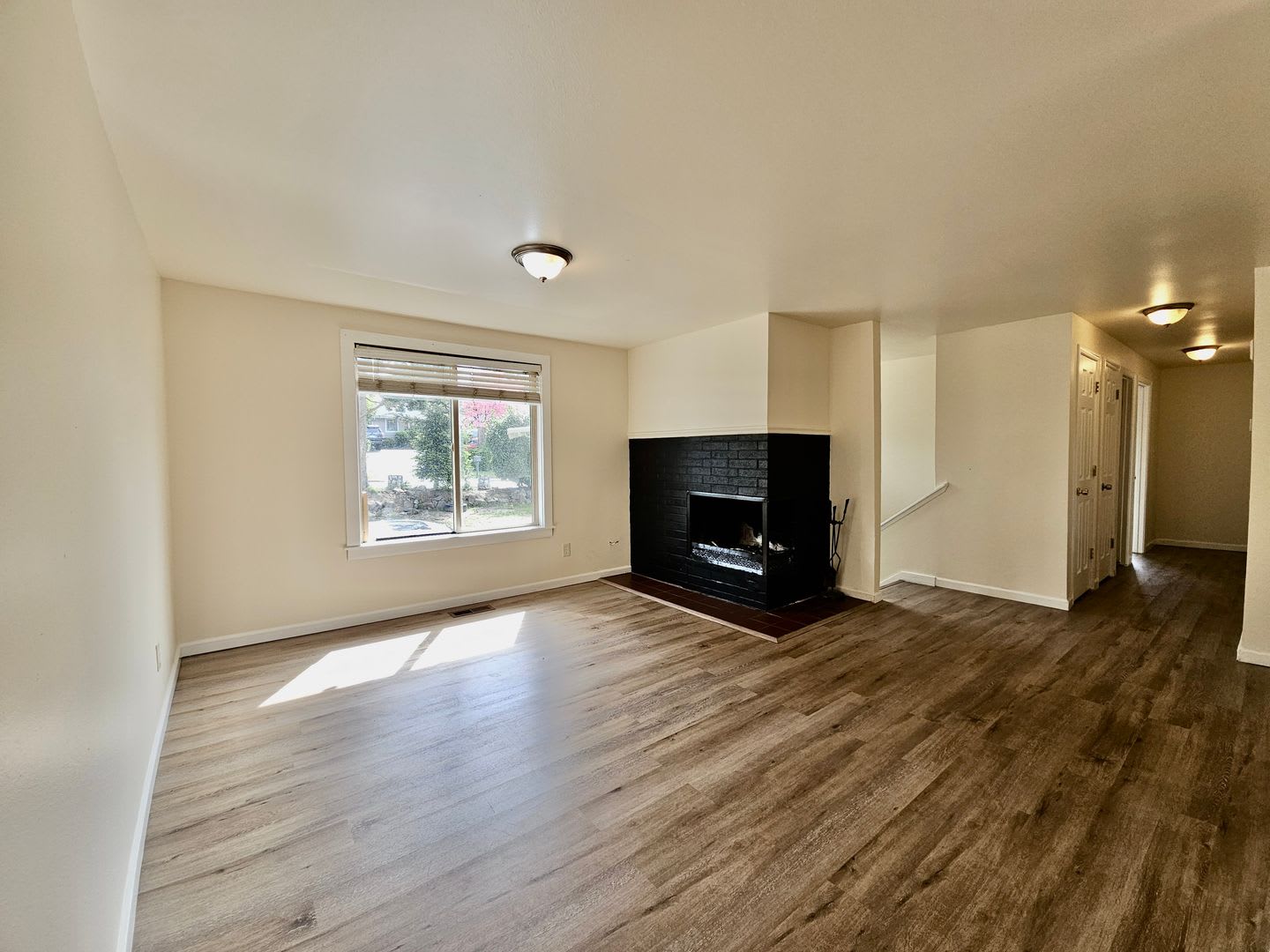Beautiful Updated 4Br Home With Large Yard Deck – photo 2